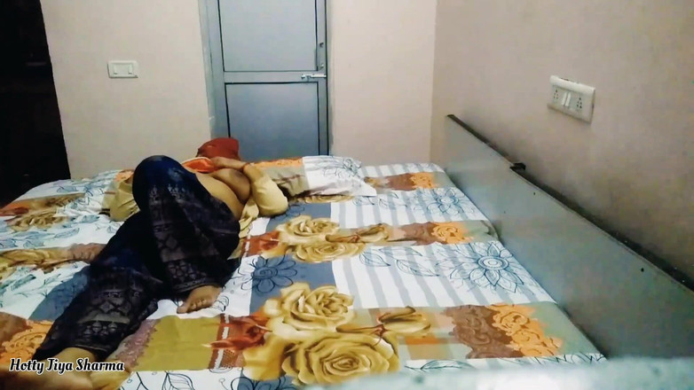 Desi Club House: Indisk Desi Erotiska Bhabhi Sucharita knullar i djungeln öppet utomhus