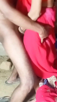 Dopo aver fatto sesso con suo marito, Bhabhi è andata nella stanza di suo cognato e si è fatta scopare la figa