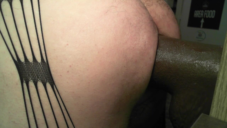 GiantDildoLover: Dvě pěkná tlustá a velká dilda v zadku