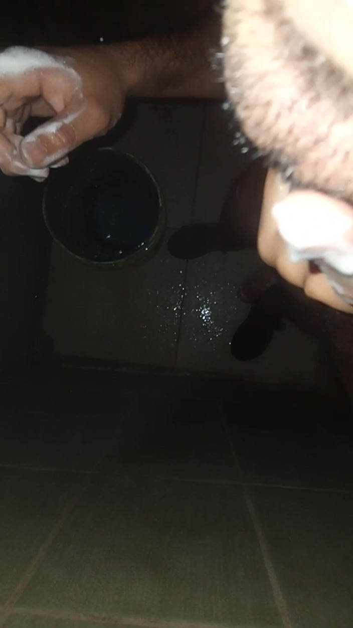 Cute boy jerks off: Lelaki pancut mani membawanya mandi untuk melancap