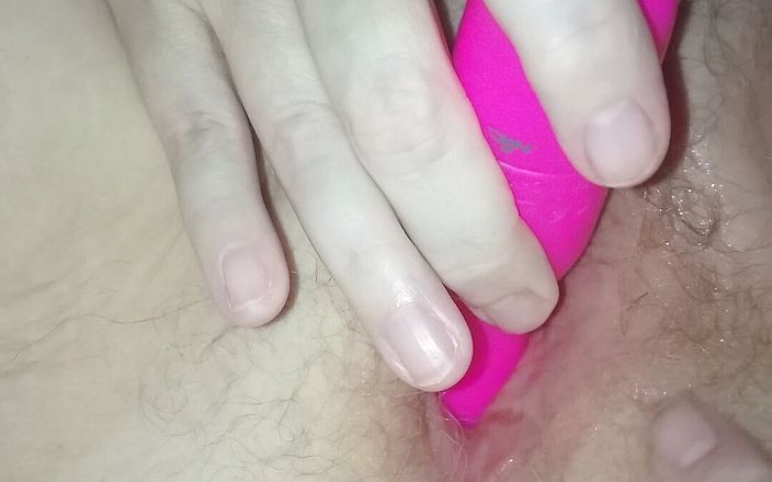 Dildo in my pussy: 我的女孩用假阳具玩弄她的阴户直到高潮