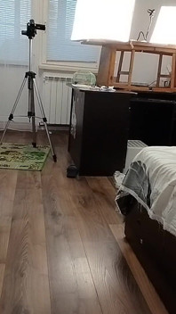Senaman isteri seksi di rumah berbogel. Si rambut coklat seksi mencuba pantyhose