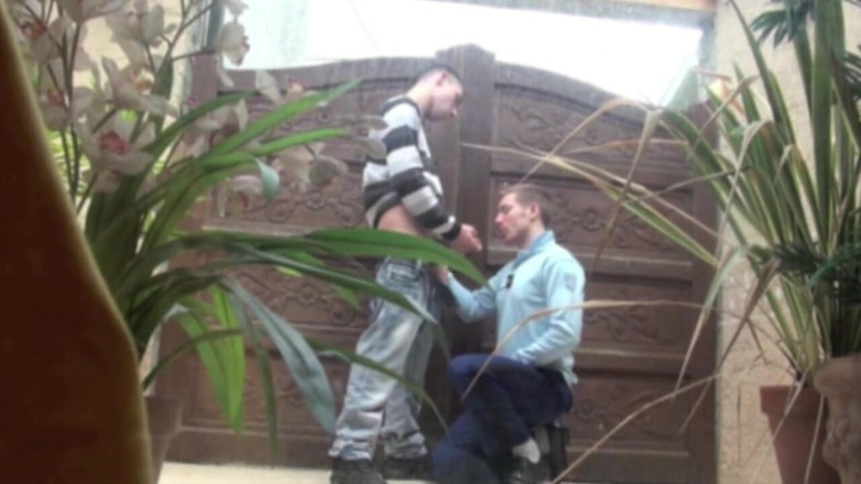Gaybareback: Hombre policía chupa polla al aire libre