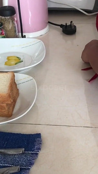 Karım işteyken kuryeyle sikişiyor