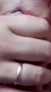 把我的鸡巴塞进我继妹的嘴里