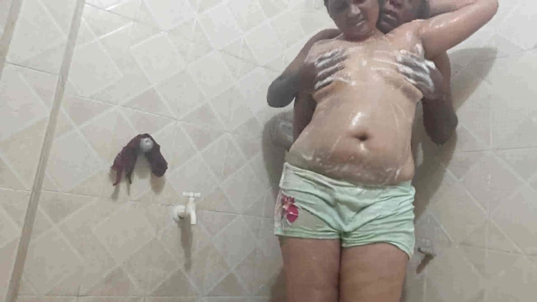 Sexy sindu: Incitanta Sindu face baie cu iubitul