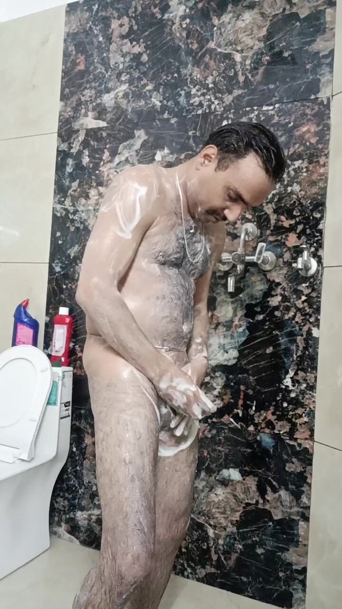 Rajasthani-old-lover: Bărbat indian desi care face un duș