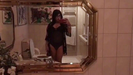 Tgirl Yaritza Vega: Styl s tmavými vlasy