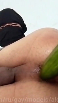 Het vurige gat was verscheurd door een enorme groente uit de tuin!