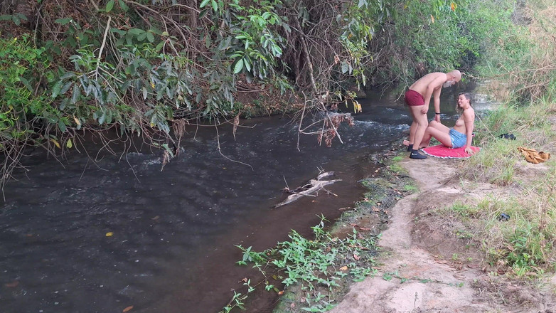 Gabi SweetCouplesStories: Fremde werden beim sex am Wasserfall erwischt.