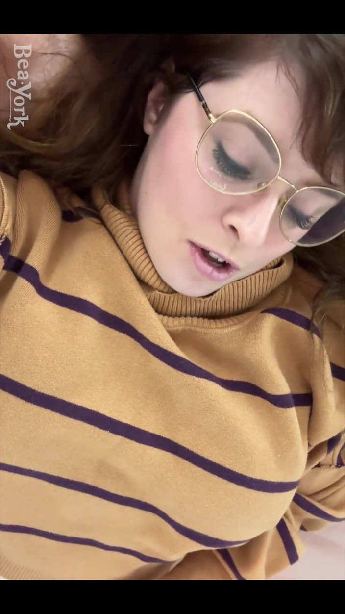 Bea York: ここで巻き込まれる!しかし、まずは私と一緒に居心地が良くなってください