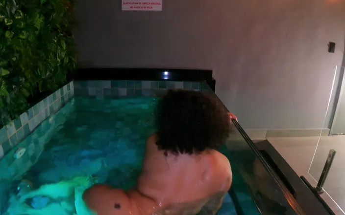 barbanegrazponto1onepov: Hot Fuck in the Motel's Mini Pool. Silvaass
