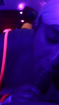 Rave děvka saje šťavnatého ptáka