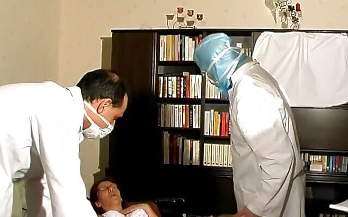 Filles Francaises: Tři gynekologové vyšetří jednu chtivou kočičku