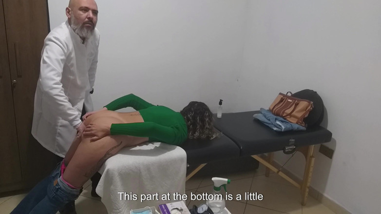 Gabi SweetCouplesStories: Un vero medico esamina l'ano e il seno del paziente