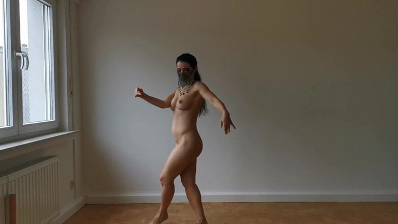 Kitty Dancer: Nahá kráska s límečkem v roušce pomalý svůdný tanec otroka