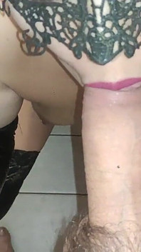 Pompino in bagno con maschera nera