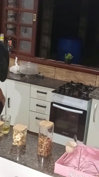 Seks anal dengan istri seksi yang tidak setia di pantry bar
