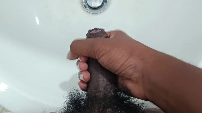NewDickInTown: 粉色头阴茎射在水槽里 - 来自微胖男孩的美味精液