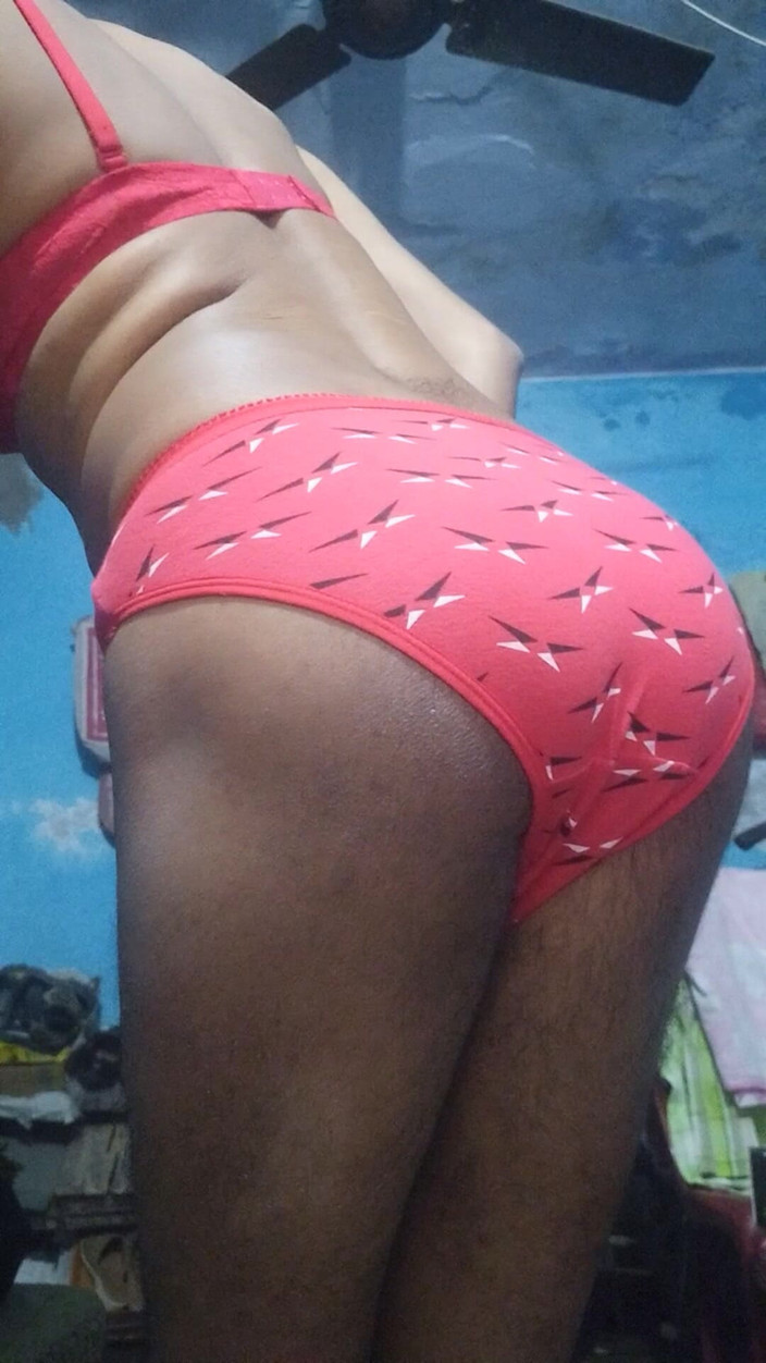 Lustyizlife: Indian Femboy Crossdresser purtând sutienul roșu și chiloții surorii sale vitrege