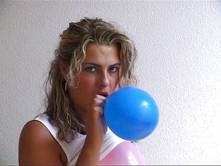 Lucky Cooch: Rondborstige blonde babe speelt graag met ballonnen