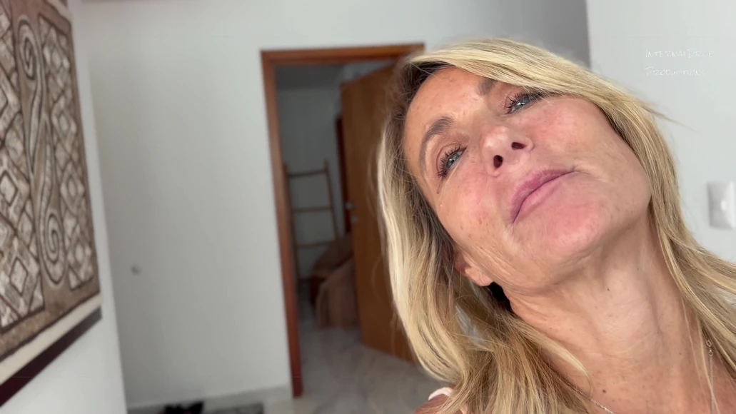 InternalDrive: Don’t miss this one😘💋She Moans Climaxes and Pisses All Over...