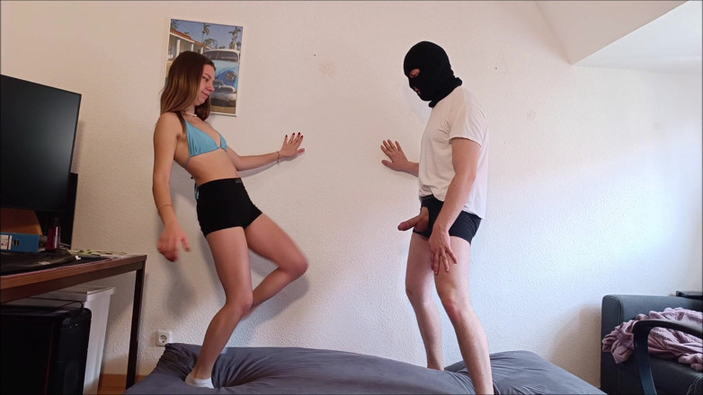 GermanBallsBusted: Ballbusting im Blauen, bikini