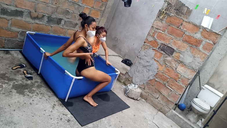 NEGRITA SEXY: Můj soused je v bazénu na sobě velmi lákavé a...