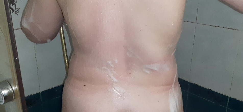 Vik_All: Mi madrastra se estaba duchando y me pidió que la...