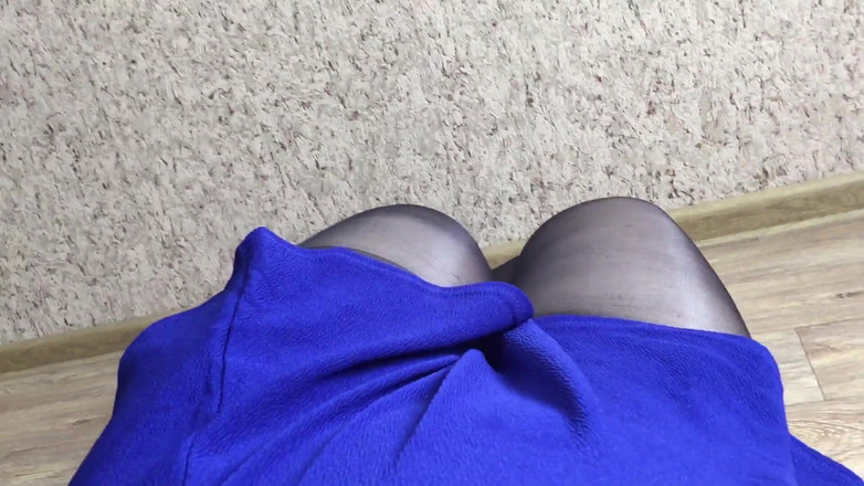 Lux Eva: 찢어진 팬티 스타킹을 입은 앨리스의 섹시한 다리