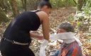 Femdom Austria: Sufocând bătrânul sclav în pădure