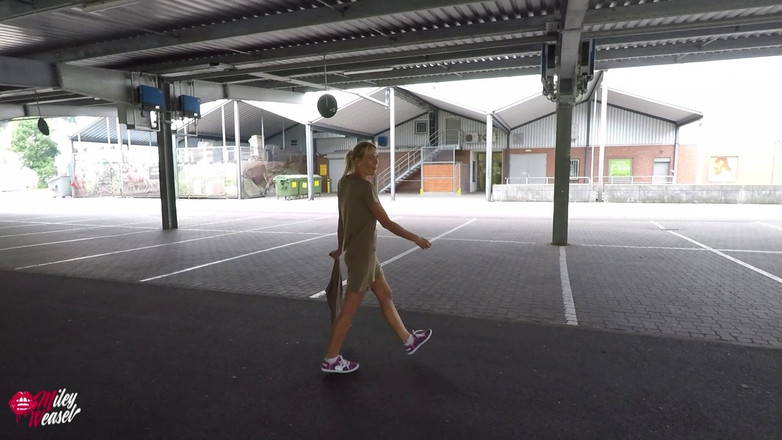 Miley Weasel: Зухвало!! Дивний хлопець публічно мене трахає в дупу!!