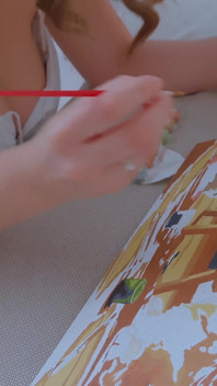 큰 거유 밀프는 그녀가 정말 얼마나 목마른지 보여주기 위해 페인트를 버리습니다.
