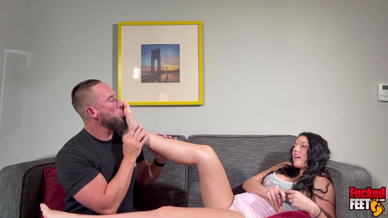 Fucked Feet: Liếm lòng bàn chân mềm mại của Kloe Love!