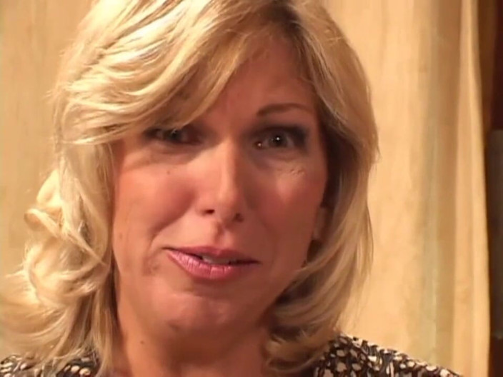 Milf in Love: Cette MILF blonde adore la grosse bite dans la chatte...