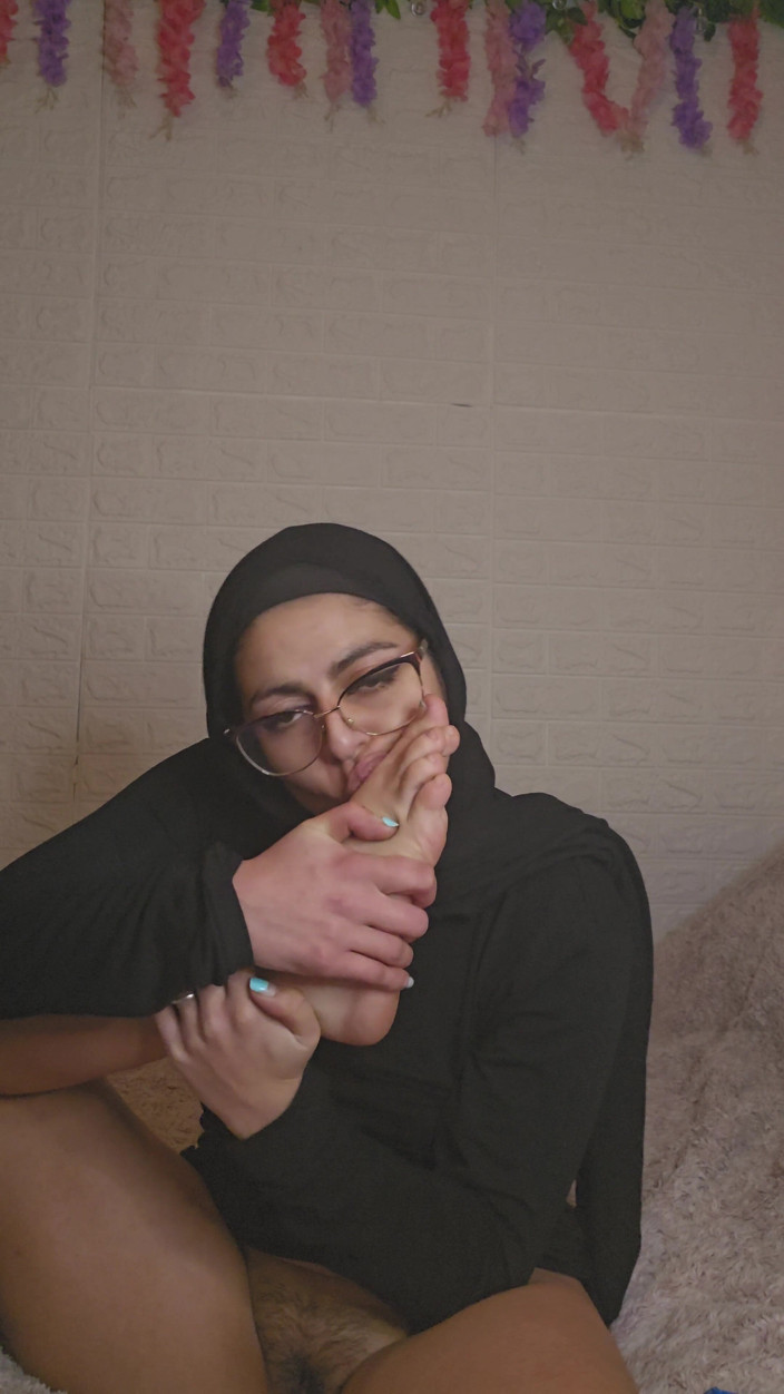 MiaNIqab: Sucking My Feet and Anal Dildo Mia Niqab