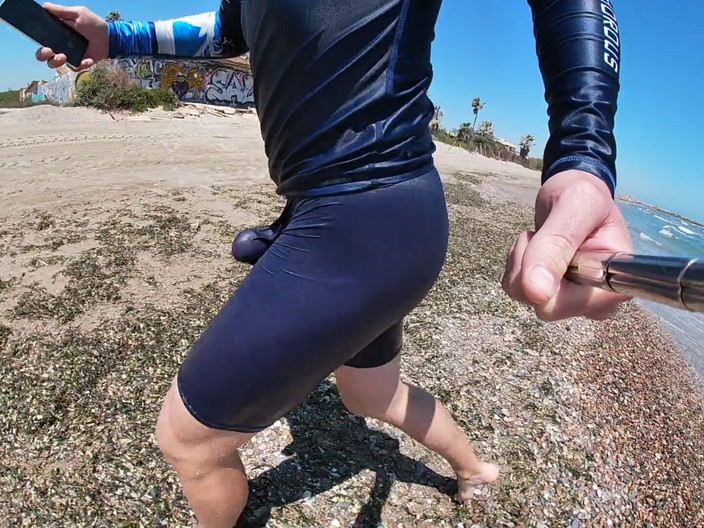 Cool Body: Surfista viene eretto nella sua Lycra per il piacere del...