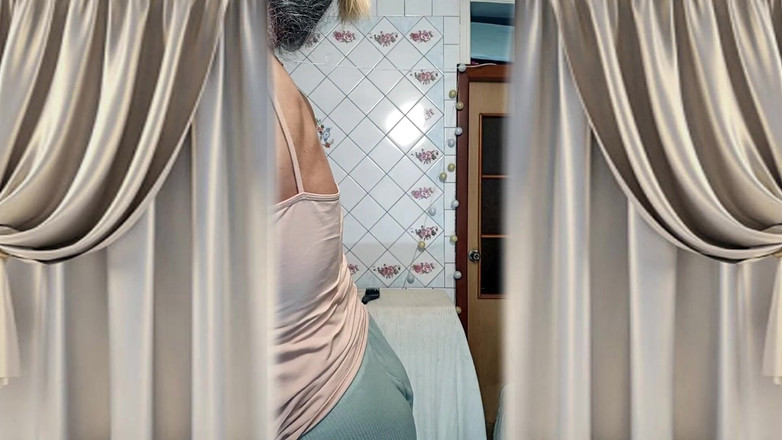 Lukerya: Горячая домохозяйка Лукерия танцует утром на кухне.