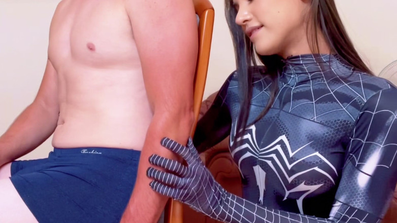 TransFindHer: Gina - 내 목숨을 구해줘서 섹스하는 스파이더걸에게 감사하다