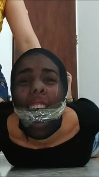 Stiefmutter und stieftochter in ihrem allerersten bondage-debüt-video!