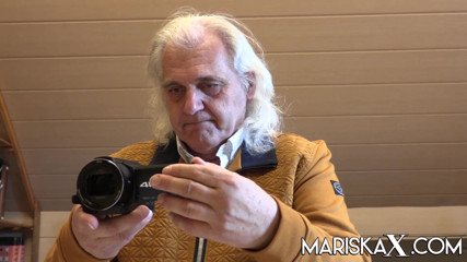Mariska x: MARISKAX Farah masturbuje před starým mužem