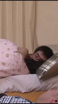 Bini curang Yang Berkongkek Betul-betul Di Sebelah Suami Cuckold Masochistnya