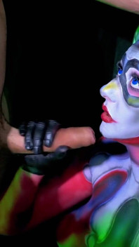 Harley Quinn geeft Puddin de beste pijpbeurt bodypaint