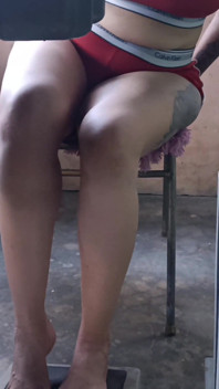 Îmi place să mă masturbez cu degetele când stau la gătit pe aparat și apăs pedala
