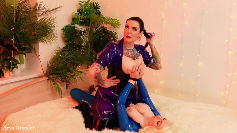 Arya Grander: Video casero de sexo erótico lésbico detrás del escenario