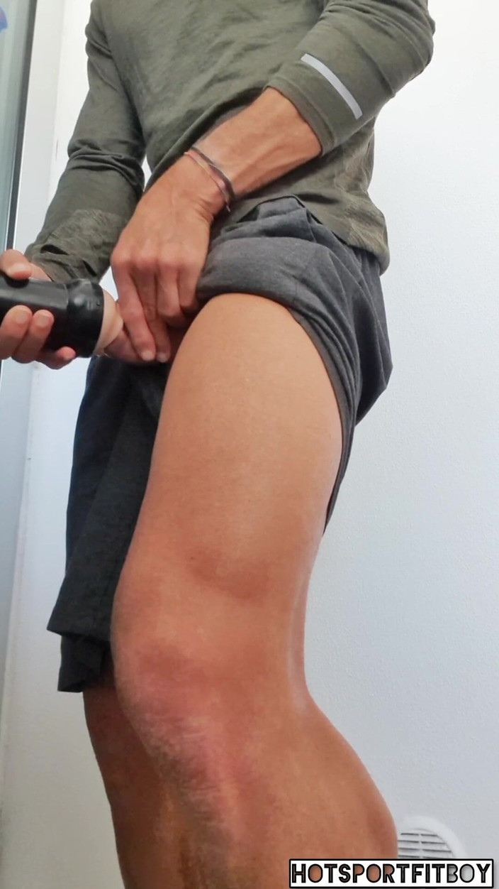 Hotsportfitboy: Masturbasi jendela yang berisiko berujung dicrot sperma hangat di dalam...