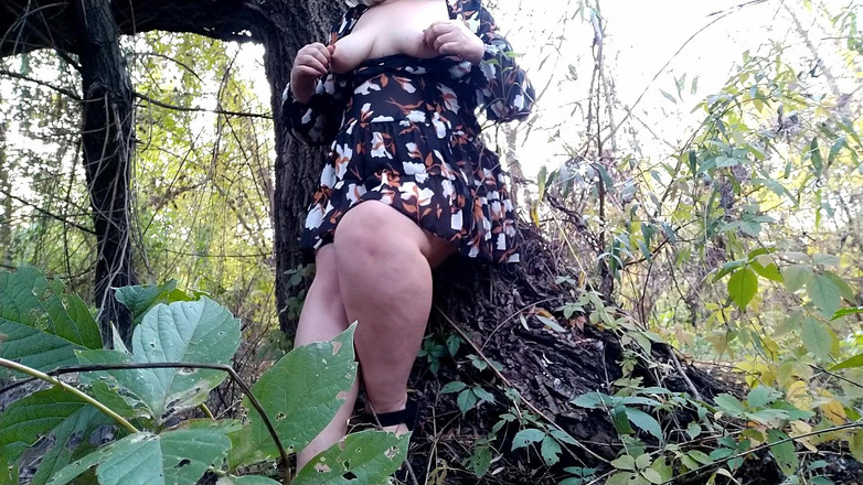 Elena: 통통한 장소에서 자위하는 자연유의 매력적인 밀프