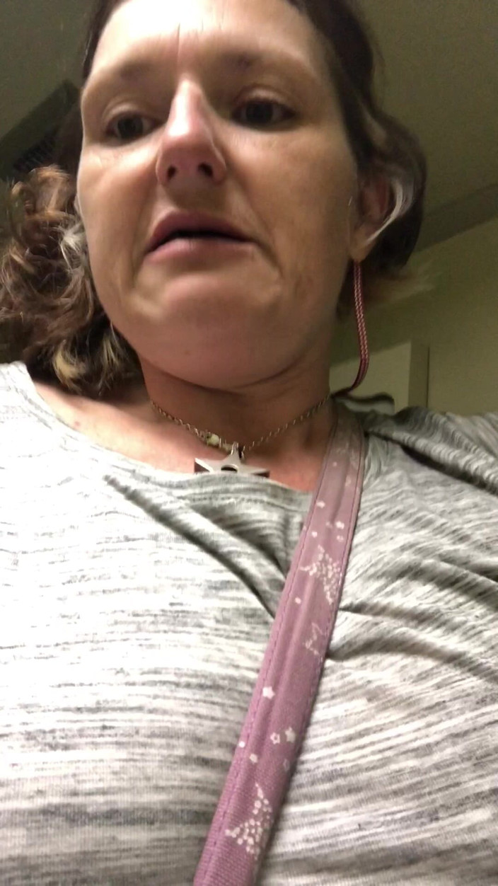 Pissing Paradise: Śmierdzący sikanie zaskakuje gorącą seksowną mamuśkę podczas swoich podróży