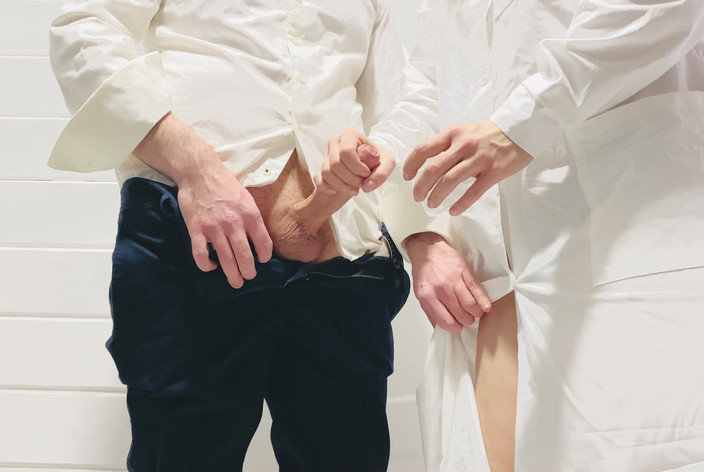 Lady Anna: Perawat asli membantu klien mengumpulkan sperma untuk analisis