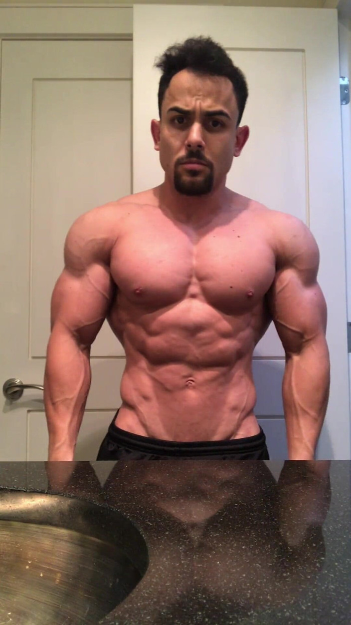 Benji Bastian: Il bodybuilder segato benji bodybuilder flette i suoi muscoli enormi,...